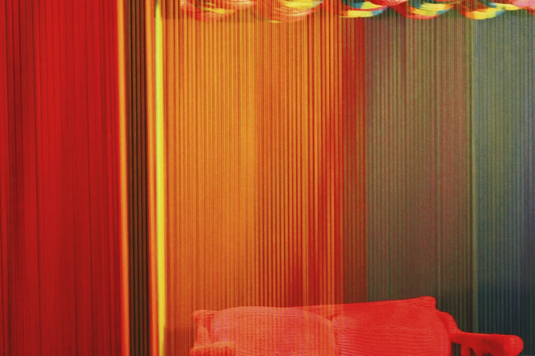 Un rideau de fils orangés éclairé en lumière chaude